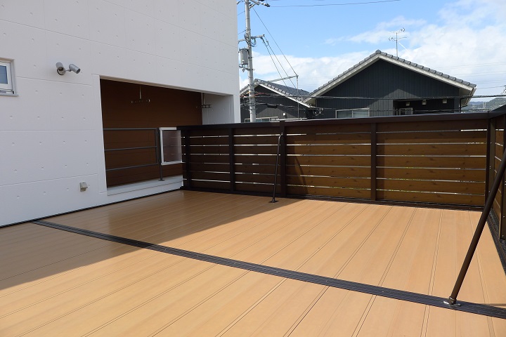 アプローチ　デザイン　３００角タイル　モダン　白玉化粧砂利　５分サイズ　アーバンフェンス