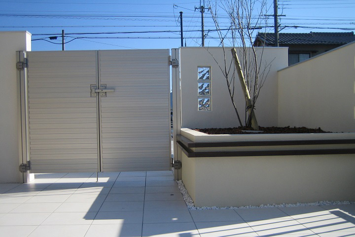 滋賀　野洲　守山　外構　エクステリア　モダン　白い壁　汚れ防止　タカショー　壁貼用格子材　30×50  ダークパイン色　コーナージョイント　キャップ　はめ込み式　カラーバリエーション